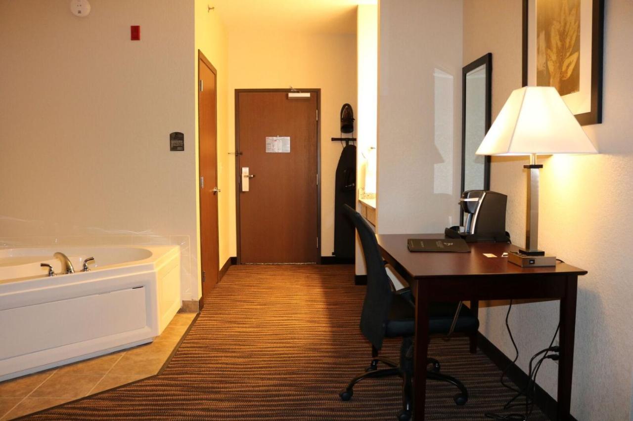Cobblestone Inn & Suites Maryville Bagian luar foto
